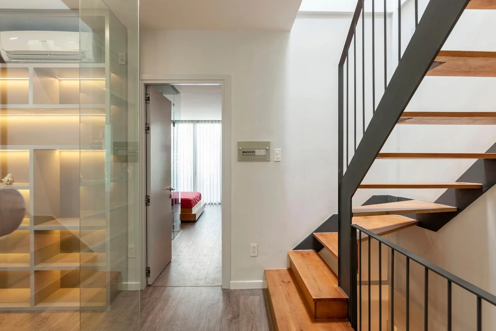 Cầu thang bê tông trung tâm được thay thế bằng một cầu thang có trọng lượng nhẹ làm bằng khung sắt tùy chỉnh