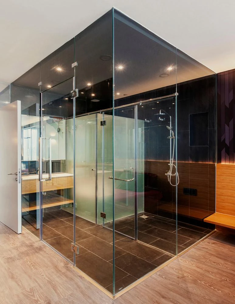 Tầng ba có độ lùi 2 m đủ rộng rãi để chứa gọn gàng phòng ngủ thứ hai, phòng tắm chung và khu vực thờ cúng ấm cúng.