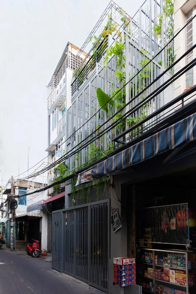 Cage house nằm trong một con hẻm nhỏ, trước khi cải tạo ngôi nhà đã cũ, xuống cấp với cầu thang bê tông cồng kềnh ở trung tâm; một nhà bếp và phòng ngủ tối và thông gió kém ở phía sau.