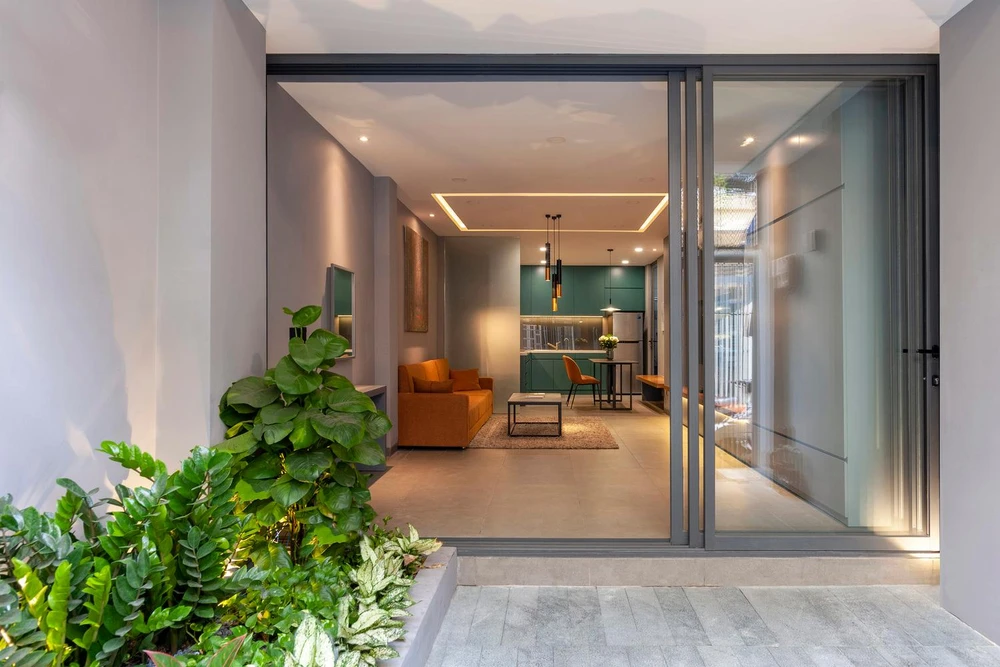 Lối đi vào không gian phòng khách và phòng bếp của ngôi nhà.