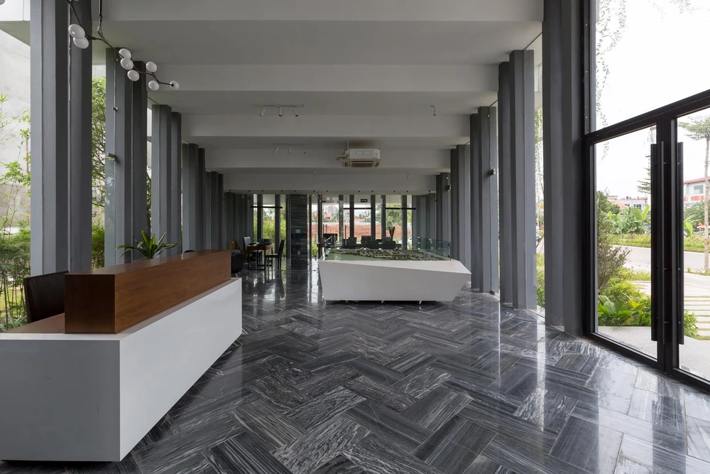 Bên trong là quầy lễ tân và khu vực trưng bày mô hình đô thị thu nhỏ.