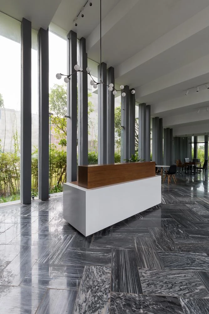 Các cửa kính phân chia không gian đảm bảo sự thông thoáng tự nhiên.