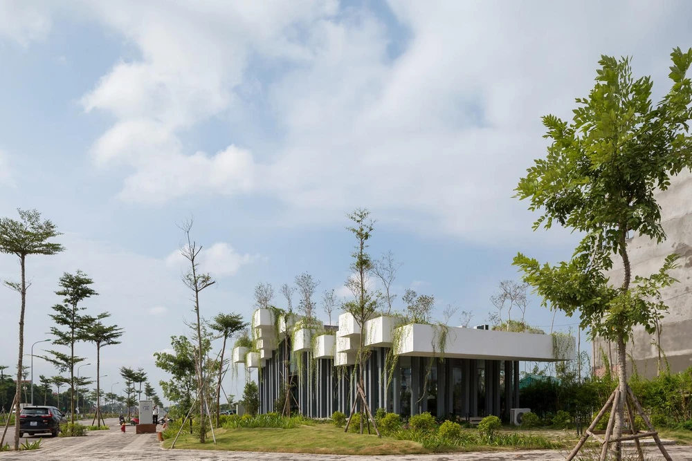 Công trình nằm dọc theo con đường chính của Hà Nội – Lạng Sơn và tuyến đường sắt Bắc – Nam nên khá đông đúc. Vì vậy kiến trúc sư cần tạo ra một hình ảnh độc đáo để thu hút sự chú ý.