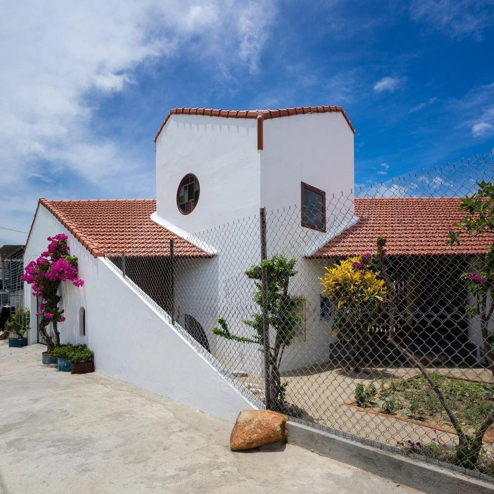 Kiến trúc sư sử dụng phương pháp thiết kế đơn giản nhất và sử dụng các vật liệu địa phương.