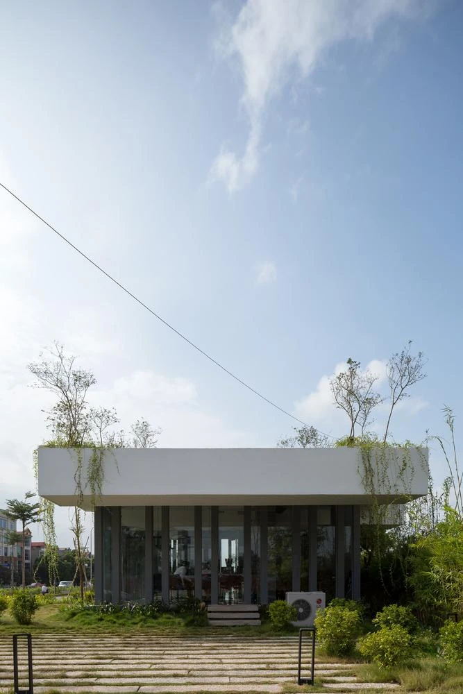 Mặt tiền chính của công trình là hướng Đông nên công trình bị ảnh hưởng ánh nắng vào buổi sáng và buổi chiều.