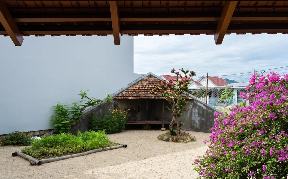 Khu vườn phía sau rộng rãi, trồng nhiều cây xanh.