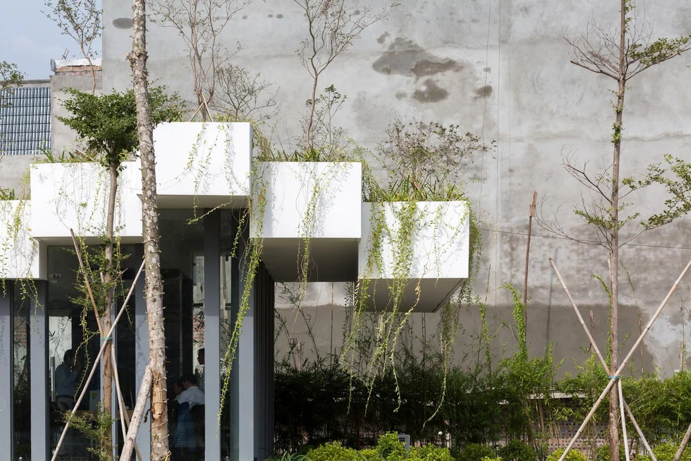 Vì vậy, các kiến trúc sư đã sử dụng phương pháp xoay mặt tiền chính của công trình về hướng Đông Nam vừa giảm lượng ánh sáng vừa giải quyết vấn đề thông gió.