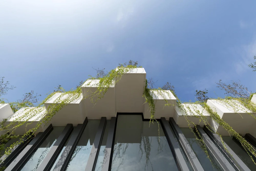 Cách thiết kế trên sẽ giảm lượng điện năng tiêu thụ của điều hòa, giảm ánh sáng, giải quyết vấn đề thông gió tự nhiên.