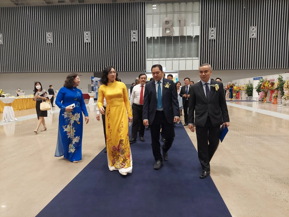 Lãnh đạo TP.HCM tham quan Nhà triển lãm B tại Trung tâm SECC. Ảnh: THU TRINH.