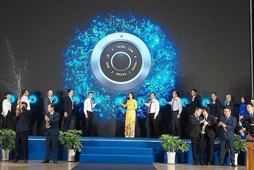 Lãnh đạo TP cùng các đơn vị nhấn nút chính thức khánh thành Nhà triển lãm B. Ảnh: THU TRINH.