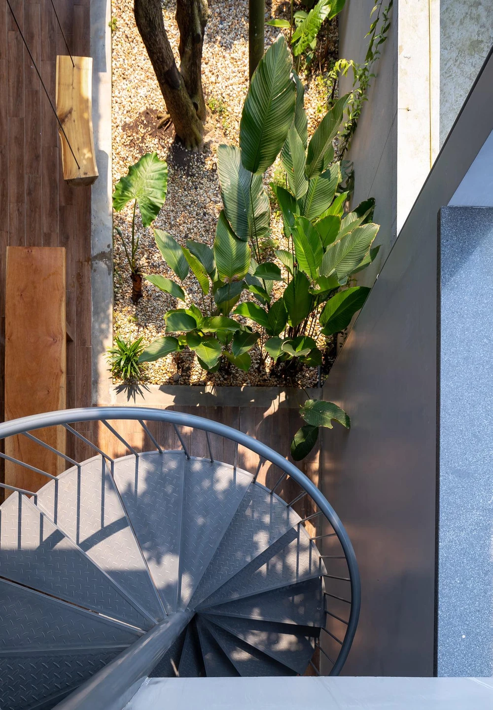 Cầu thang xoắn ốc kết nối không gian hai tầng lại với nhau.