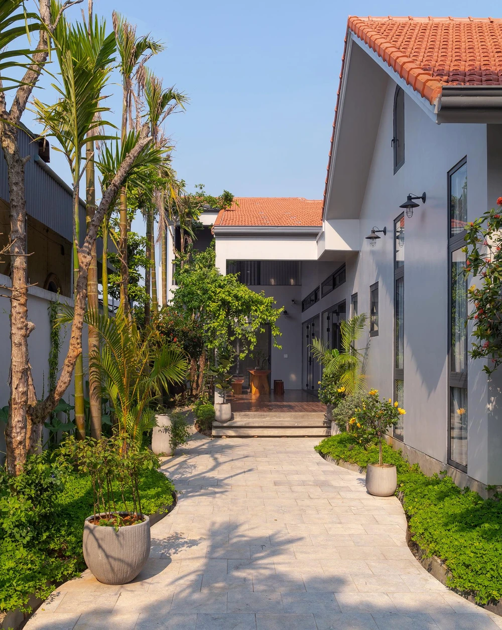 Lối đi vào nhà kiến trúc sư bổ sung thêm mảng xanh cho công trình.