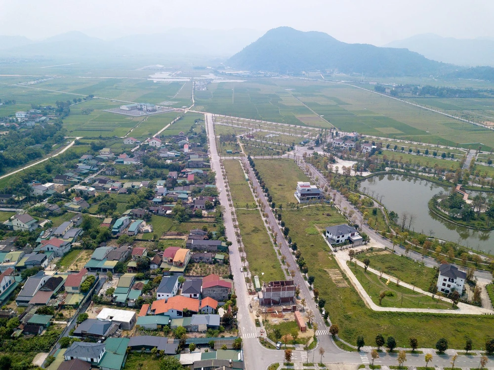 Sinh ra, lớn lên, làm việc tại một trong những con phố sầm uất nhưng gia chủ "Nhà ven đô" lại lựa chọn chuyển đến vùng ven đô Nghi Xuân, tỉnh Hà Tĩnh là nơi sinh sống cho cả đại gia đình.