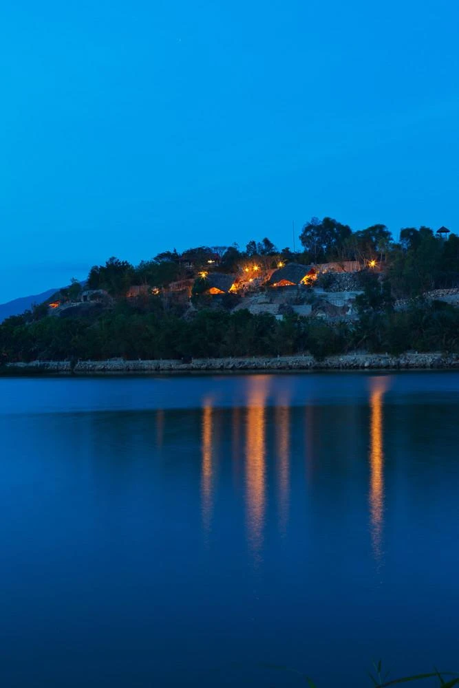 Công trình The Tent có lưng tựa ngọn đồi và đối diện với dòng sông ở TP Nha Trang.