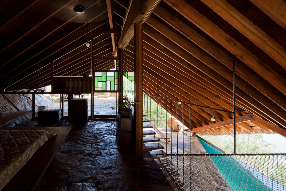 Ở tầng trên, một phòng ngủ riêng được bao phủ bởi khung gỗ và kính màu, được thu thập từ khung gỗ cũ với hơn 40 năm không còn được sản xuất.