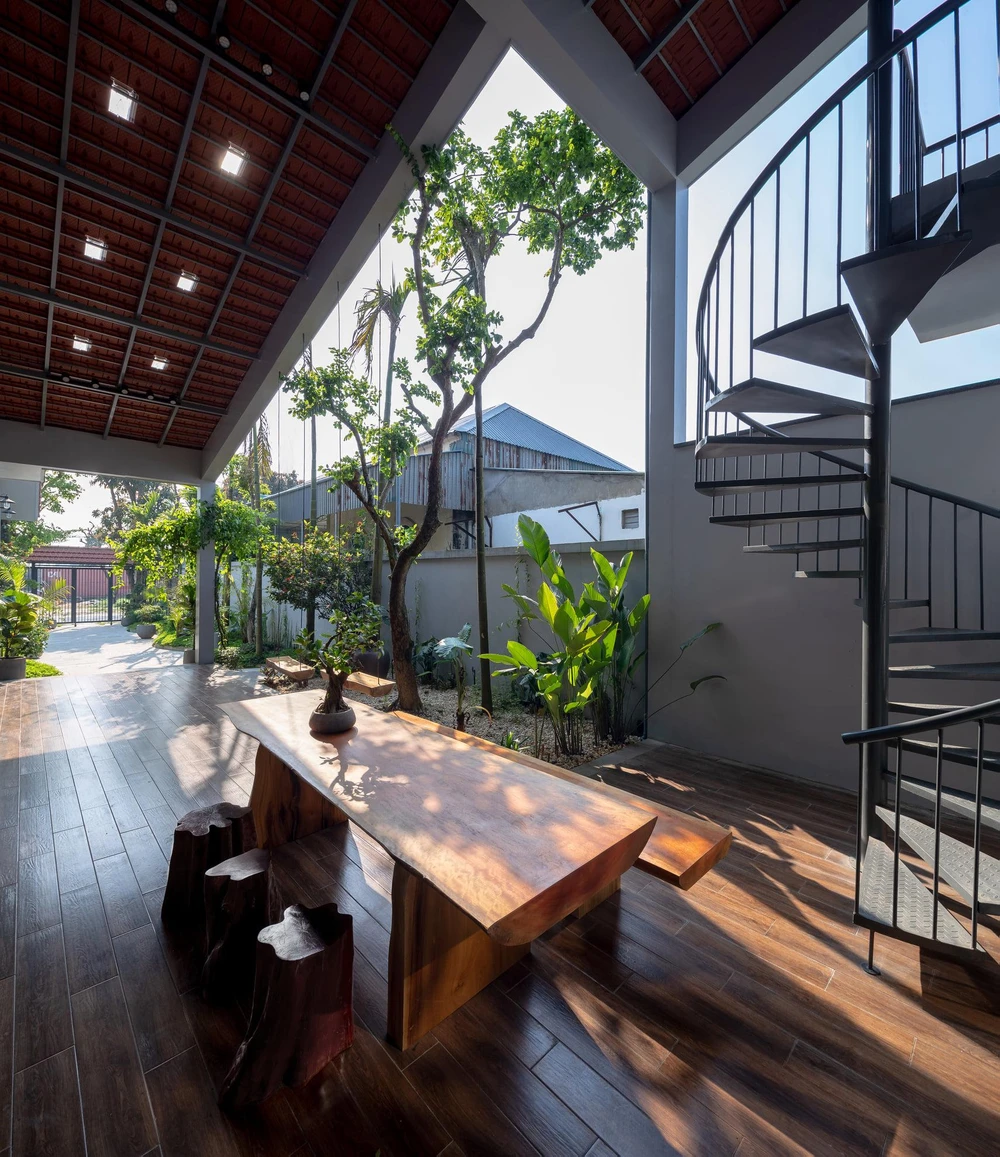 Khoảng hiên này đón đủ nắng và gió tự nhiên vào.