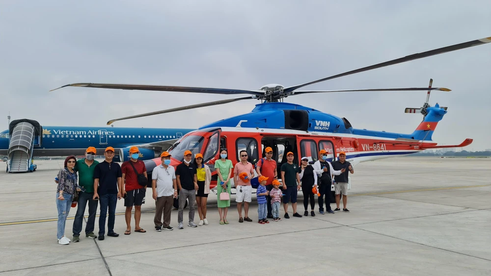 Chuyến bay đầu tiên bằng trực thăng tại sân bay Tân Sơn Nhất lúc 8 giờ.