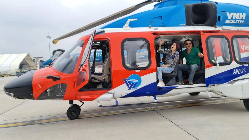 Du khách trên chuyến bay chủ yếu là người dân TP.HCM và là lần đầu được ngắm TP.HCM từ trên cao bằng trực thăng.