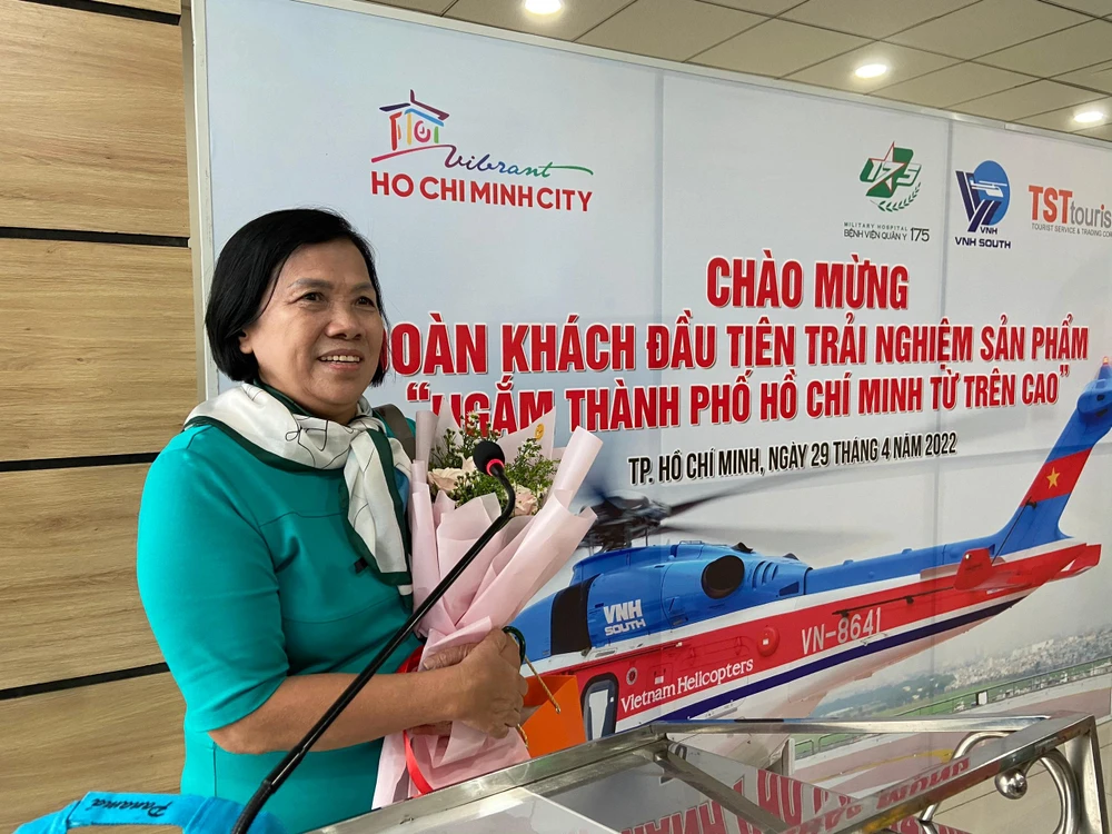 Cô Nguyễn Thị Hải Lý chia sẻ cảm nhận trước khi lên trực thăng.