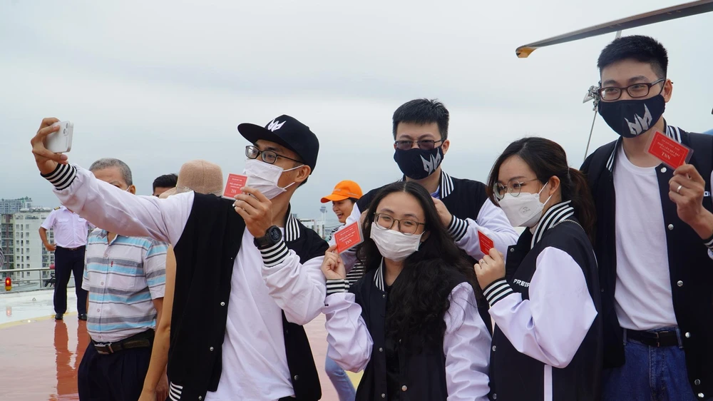 Tour trực thăng "Ngắm TP.HCM từ trên cao" thu hút rất nhiều người dân ở TP.HCM.