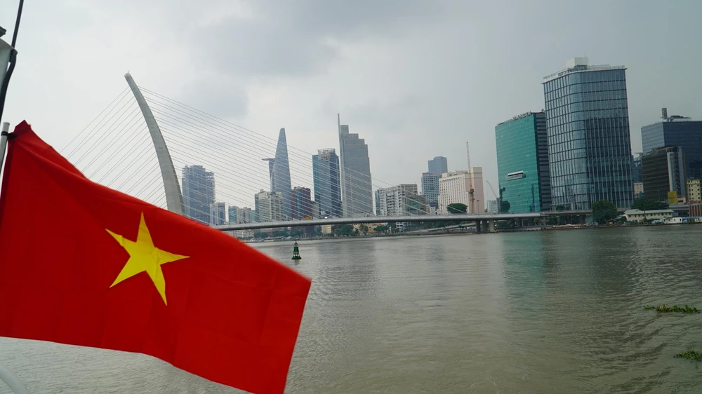 Tour ngắm TP.HCM từ sông Sài Gòn bằng du thuyền hứa hẹn là sản phẩm mới hấp dẫn theo định hướng phát triển đa dạng sản phẩm du lịch.