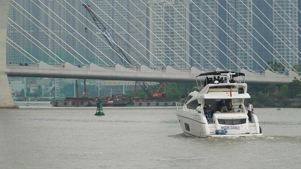 Tham gia trải nghiệm tour du thuyền, du khách sẽ ngắm được các địa điểm nổi tiếng ở TP như cầu Thủ Thiêm 2, Landmark 81, cầu Phú Mỹ...