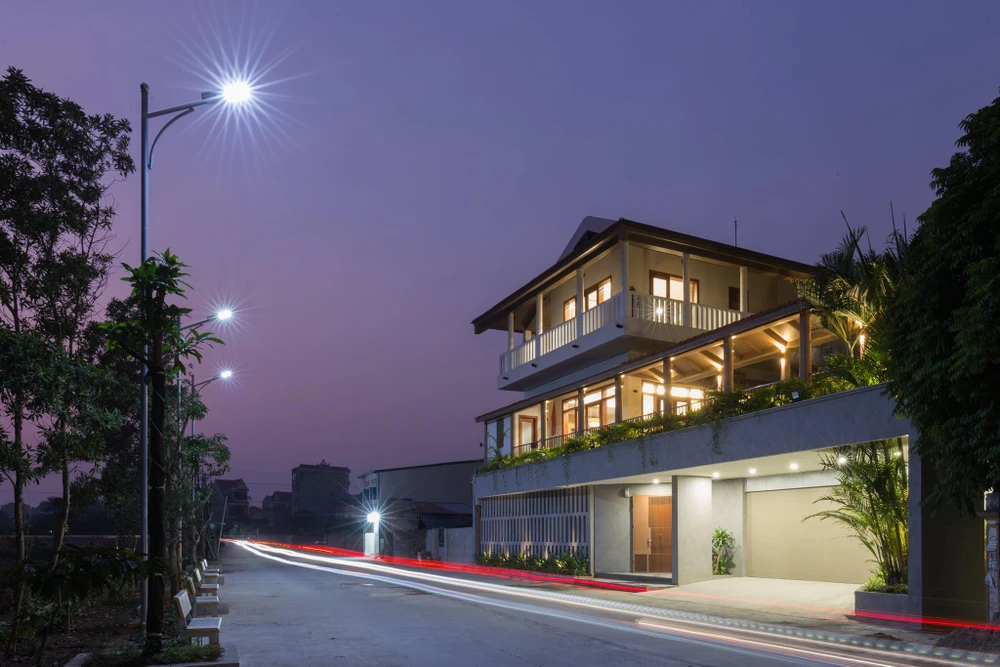 Nhà ở Bình Đà là tổ ấm của vợ chồng trung niên, họ muốn xây dựng không gian sống bình yên nơi vùng quê và con cháu về sum họp mỗi cuối tuần và cũng là nơi gìn giữ nếp sinh hoạt thờ cúng tổ tiên. Công trình đậm chất kiến trúc Bắc Bộ được thiết kế bởi kiến trúc sư ZMA Architects.