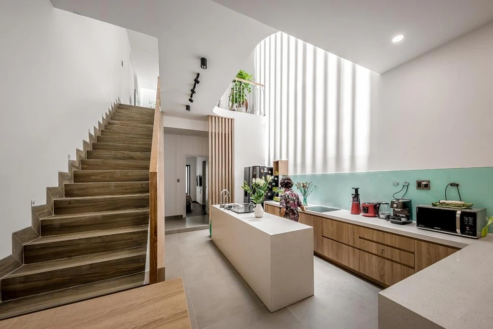 Người bà thường thư giãn và sinh hoạt ở không gian bếp nên kiến trúc sư tập trung tạo ra một không gian bếp đẹp và là trung tâm của ngôi nhà.