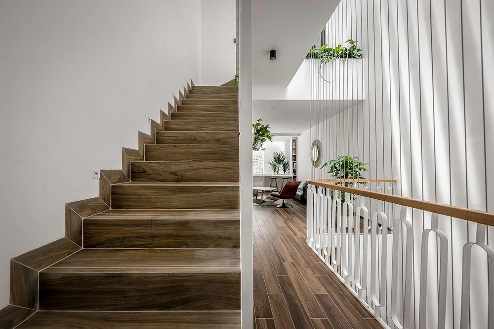 Cầu thang thiết kế một vế và hành lang dài được mở ra ô giếng trời.