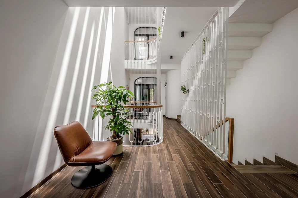 Kiến trúc sư dành nhiều diện tích tạo ra các khoảng sân để bạn nhỏ có thể chơi bất cứ nơi đâu trong nhà.