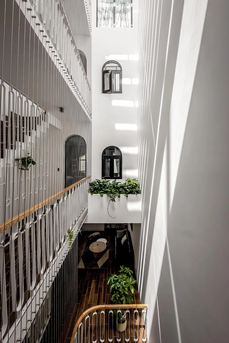 Phía trên bếp là khoảng giếng trời lớn tạo sự thông thoáng, đưa ánh nắng xuống tận mặt bếp để bếp lúc nào cũng khô ráo.