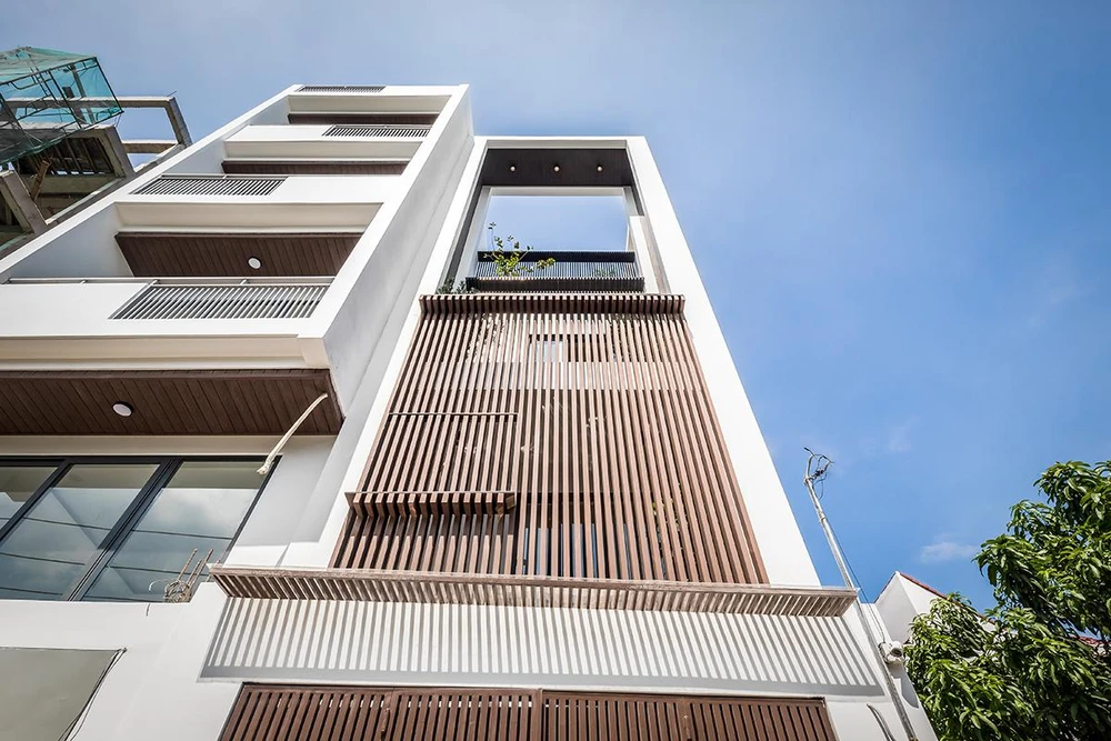 Ở mặt tiền nhà, kiến trúc sư đưa khối nhà lùi lại từ từ theo từng tầng thay vì tận dụng diện tích tối đa.