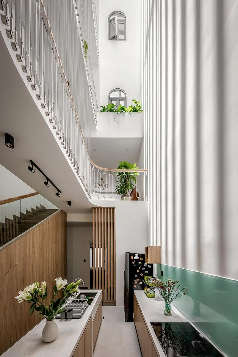 Ngôi nhà là tổ ấm cho hai vợ chồng, một cậu con trai bốn tuổi và một người bà lớn tuổi.