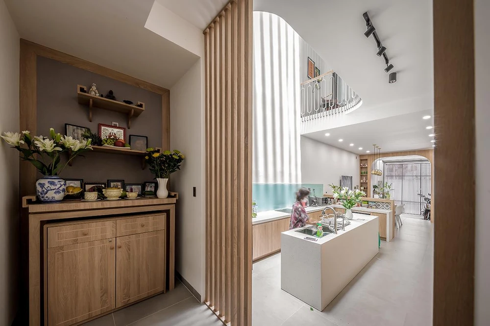 Kiến trúc sư bố trí phòng ngủ của người bà nằm ngay tầng trệt. Việc thờ tự thông thường đưa lên cao nhất là sân thượng nhưng để thuận tiện cho người bà thì không gian này được bố trí ngay sát phòng ngủ.