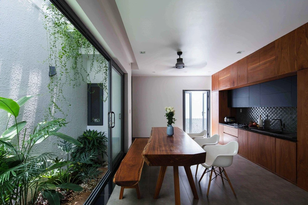 Đó là một không gian sống nhiều ánh sáng, gió, cây xanh, để ngôi nhà gắn kết với thiên nhiên một cách tối đa.