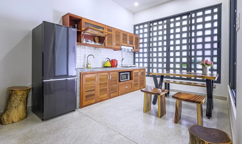 Phòng khách không chỉ để tiếp khách mà còn là nơi tụ tập bạn bè, không gian bếp thông thoáng, có thể quan sát được trẻ nhỏ vui chơi.