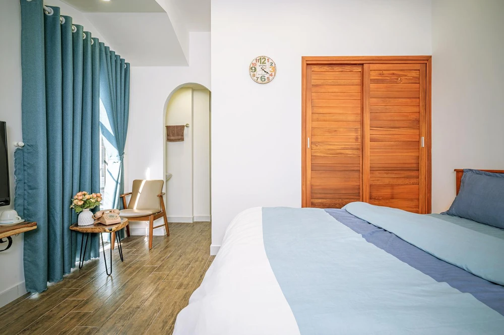 Phòng ngủ thoáng mát với tông màu sáng.