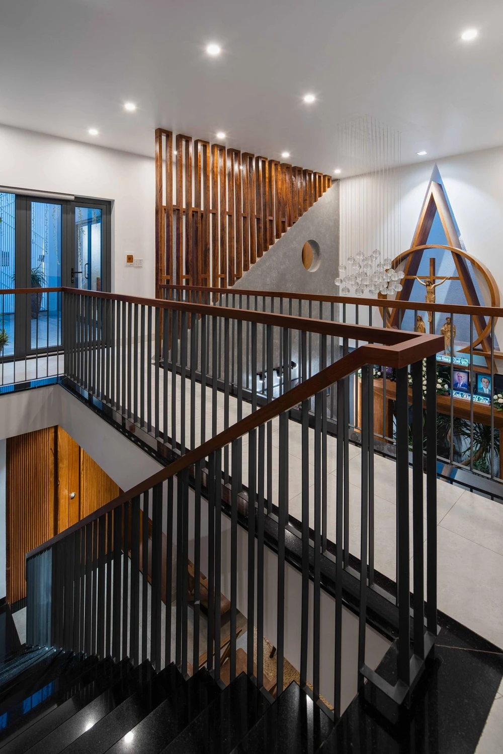 Từ đó ngôi nhà hạn chế việc sử dụng ánh sáng nhân tạo vào ban ngày và điều hòa không khí vào ban đêm.