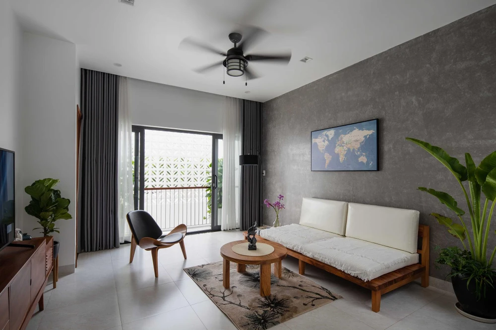 Ngôi nhà tận dụng tối đa những khoảng không gian thông tầng và không gian xanh yên bình chủ nhà có thể nghỉ ngơi và trở về quây quần bên gia đình.