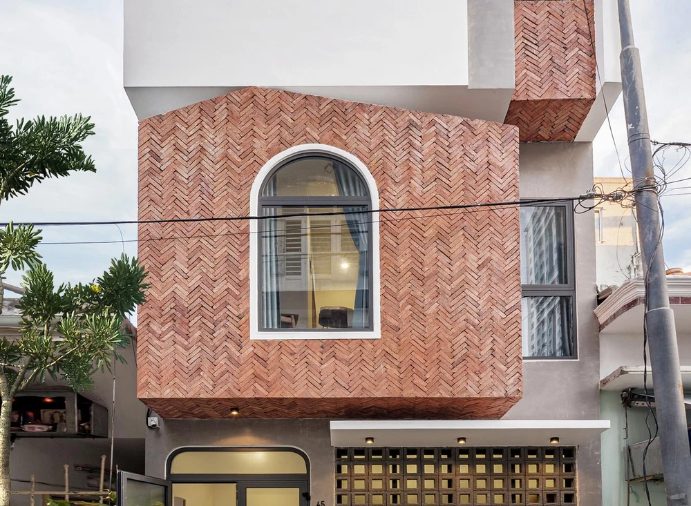 Ngôi nhà nằm giữa con hẻm nhỏ và được xây dựng trên mảnh đất chỉ 50 m² ở TP Đà Nẵng.