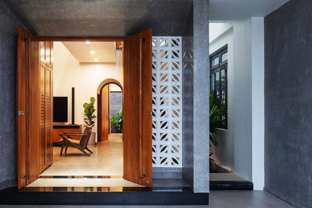 AT House nằm trong khu dân cư đông đúc.