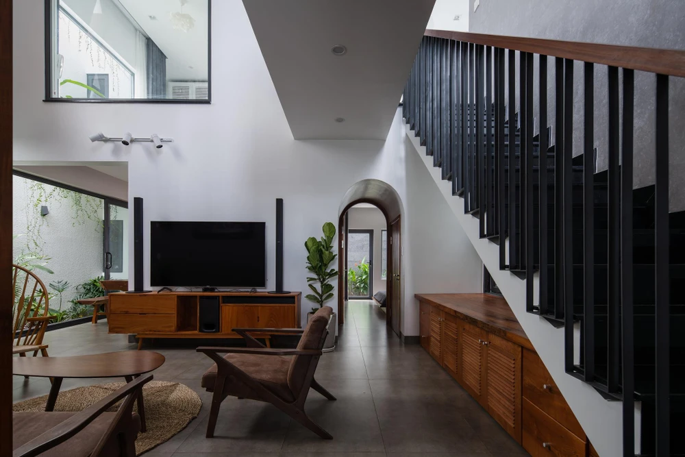 Các khu vực này được bao quanh bởi những khu vườn nhỏ giúp thông gió khắp ngôi nhà, ngoài ra còn cho phép ánh sáng tự nhiên đi vào tất cả các phòng.