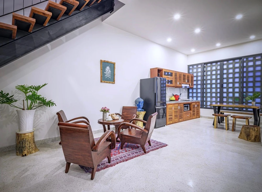 Tuy diện tích khá hạn chế nhưng không gian nhà vẫn tràn ngập ánh sáng và tạo cảm giác gần gũi với thiên nhiên.