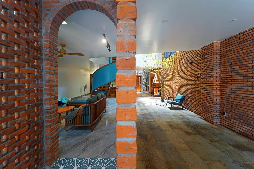 Vật liệu sử dụng trong nhà Mộc mang lại cảm giác thô mộc, xen lẫn truyền thống và hiện đại.