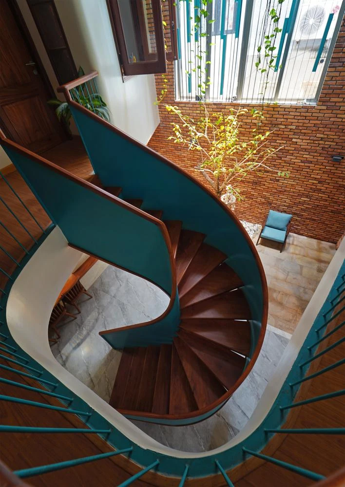 Bên trong nhà, những hình khối xếp chồng lên nhau tạo thành một tổng thể, phần nhô ra phần nép vào với khoảng lùi đủ để chắn được nắng hè gay gắt.