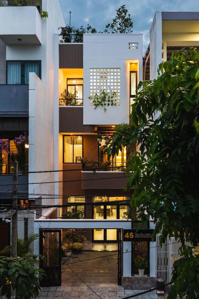 Khác với những căn nhà phố kế cận được xây dựng đẩy ra trọn khu đất để tận dụng diện tích đất nhỏ trong đô thị.