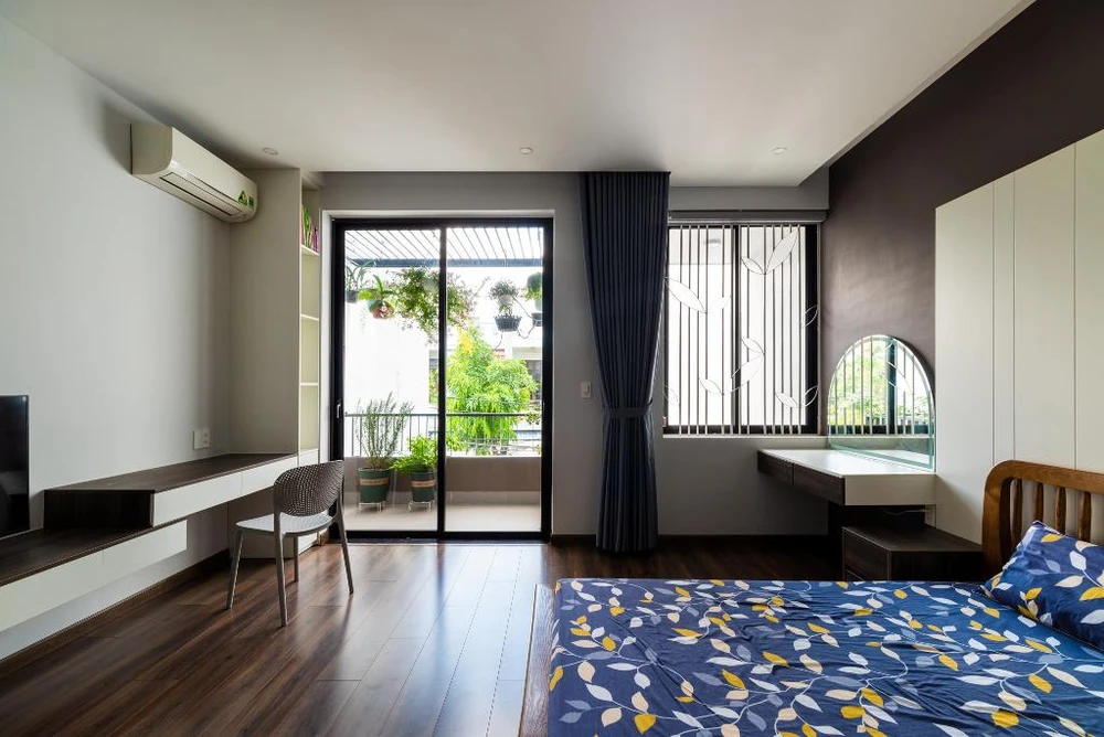 Phòng ngủ master được thiết kế với tông trầm tối, đồng thời có hệ lam vừa che nắng vừa có thể bố trí trí thêm cây xanh.