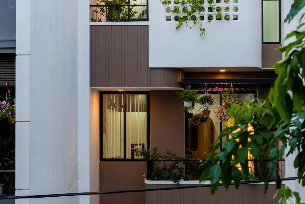 Chủ nhà vốn yêu hoa hồng, mong muốn có đủ không gian để trồng và chăm sóc hoa hồng, một loài cây cần nhiều ánh nắng trực tiếp.