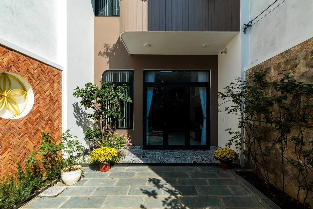 Rosehouse được thiết kế lùi sâu, chừa lại khoảng sân trước rộng rãi để đón nắng, gió được nhiều nhất và tạo được không gian thỏa đam mê của gia chủ.