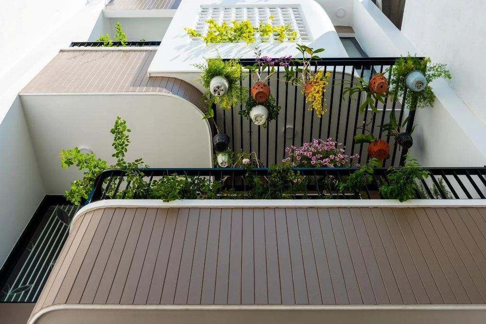 Bức tường hoa gió nửa kín nửa hở làm dịu ánh nắng chói mà vẫn đưa được ánh sáng, gió trời vào trong nhà.